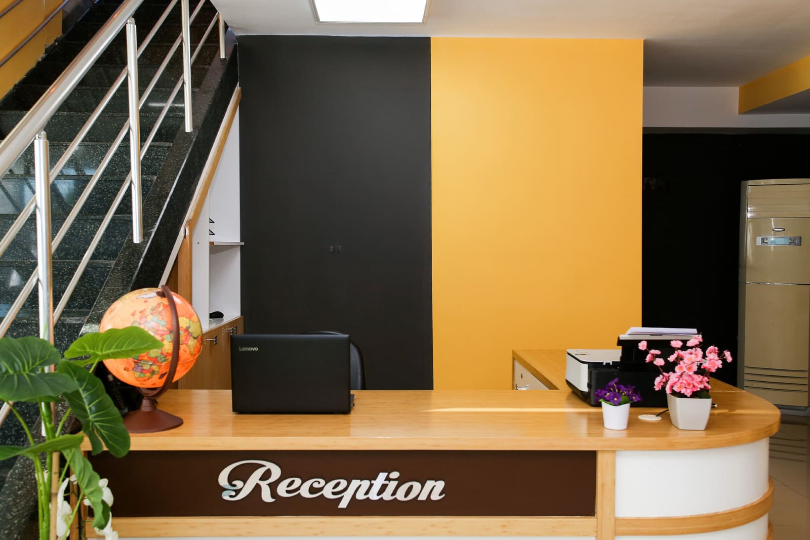 The reception desk at the Dental Art Alanya clinic