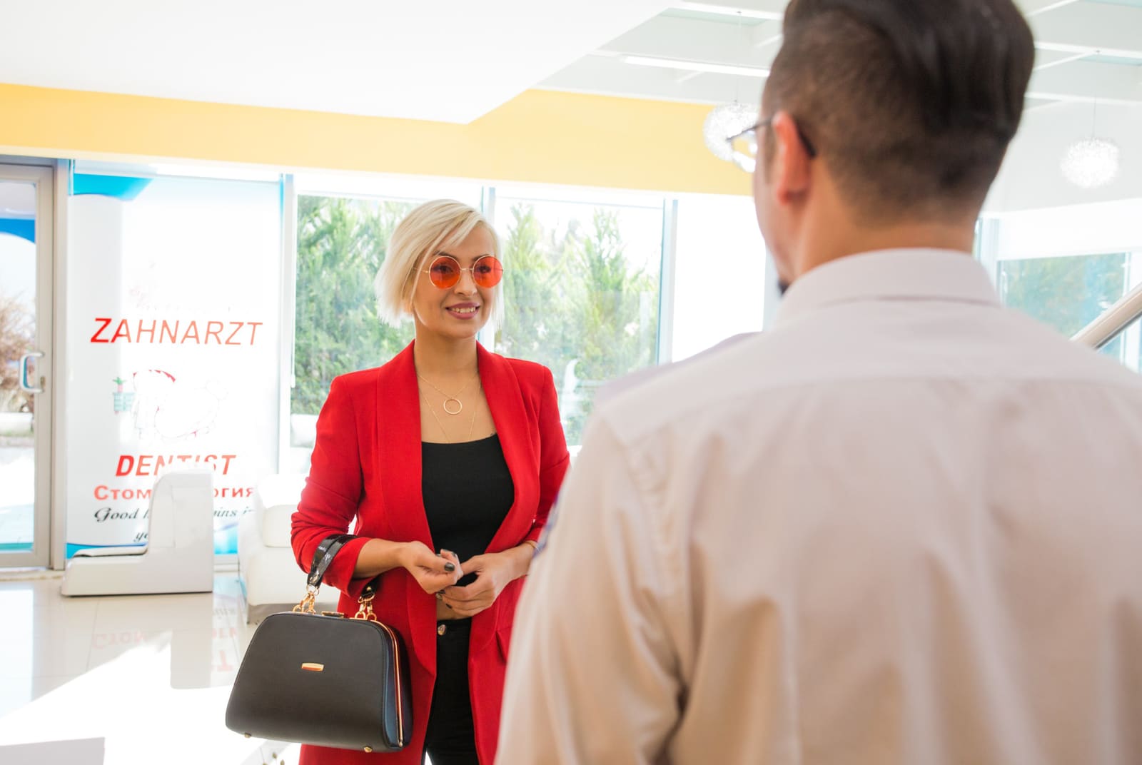A patient arriving at the Dental Art Alanya clinic and being welcomed at reception