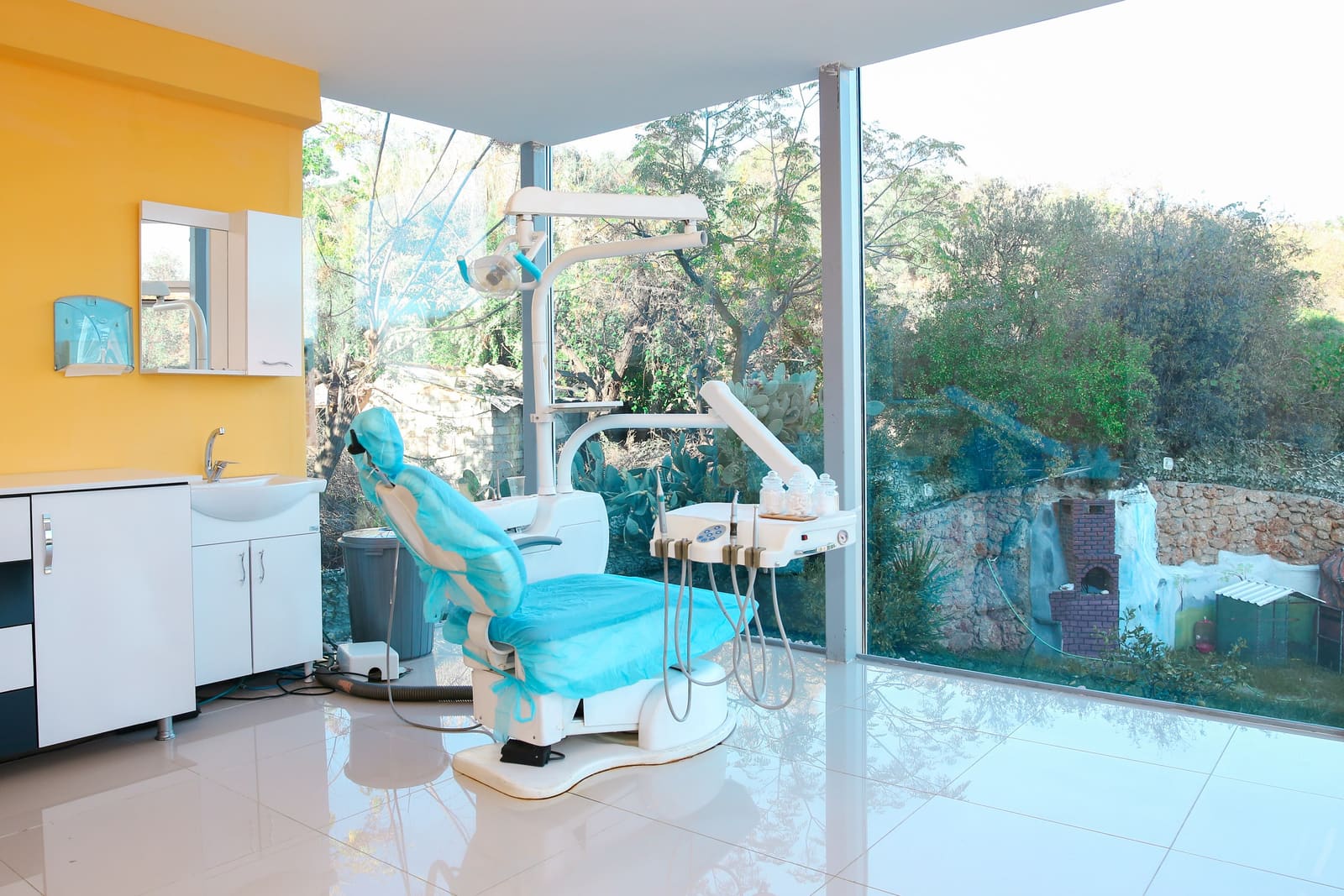 A treatment room at the Alanya clinic with daylight from the garden window