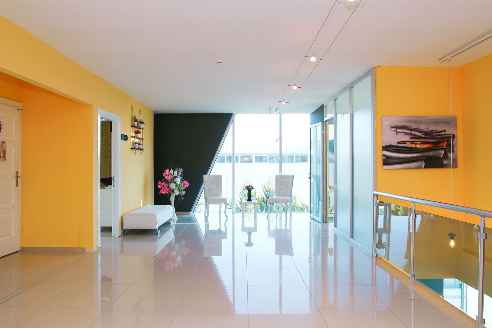 The bright interior corridor of the Dental Art Alanya clinic